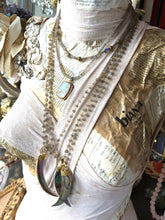 Incărcați imaginea în vizualizatorul Galeriei, Colier cu Pandantiv Dinte din Scoica - Sidef | Abalone (Paua) de 8 cm | Lant lung cu Labradorite fatetate