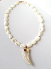 Incărcați imaginea în vizualizatorul Galeriei, Colier cu Scoica Sidef cu pandantiv Dinte