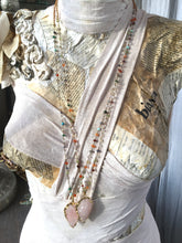 Incărcați imaginea în vizualizatorul Galeriei, Lantisor lung cu mix de pietre si pandantiv cuart roz, roze - Piatra Iubirii