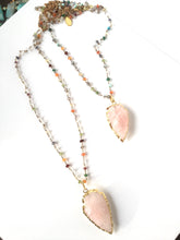 Incărcați imaginea în vizualizatorul Galeriei, Lantisor lung cu mix de pietre si pandantiv cuart roz, roze - Piatra Iubirii