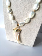 Incărcați imaginea în vizualizatorul Galeriei, Colier cu Scoica Sidef cu pandantiv Dinte