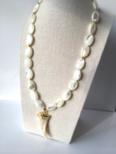 Incărcați imaginea în vizualizatorul Galeriei, Colier cu Scoica Sidef cu pandantiv Dinte