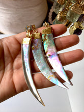 Incărcați imaginea în vizualizatorul Galeriei, Colier cu Pandantiv Dinte din Scoica - Sidef | Abalone (Paua) de 8 cm | Lant lung cu Labradorite fatetate