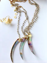 Incărcați imaginea în vizualizatorul Galeriei, Colier cu Pandantiv Dinte din Scoica - Sidef | Abalone (Paua) de 8 cm | Lant lung cu Labradorite fatetate