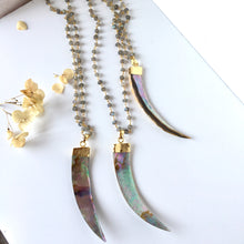 Incărcați imaginea în vizualizatorul Galeriei, Colier cu Pandantiv Dinte din Scoica - Sidef | Abalone (Paua) de 8 cm | Lant lung cu Labradorite fatetate