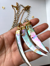 Incărcați imaginea în vizualizatorul Galeriei, Colier cu Pandantiv Dinte din Scoica - Sidef | Abalone (Paua) de 8 cm | Lant lung cu Labradorite fatetate