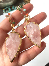 Incărcați imaginea în vizualizatorul Galeriei, Colier Lolldot cu pandantiv cuart roz