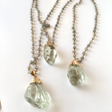 Incărcați imaginea în vizualizatorul Galeriei, Lanțisor alama rozariu cu labradorite si pandativ cuart verde - prasiolit, ametist verde - Lollidot