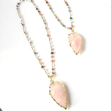 Incărcați imaginea în vizualizatorul Galeriei, Lantisor lung cu mix de pietre si pandantiv cuart roz, roze - Piatra Iubirii