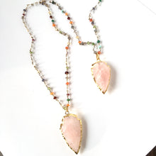 Incărcați imaginea în vizualizatorul Galeriei, Bijuterii cu pietre, colier cu pandantiv cuart roz, lantisor cu petre fatetate