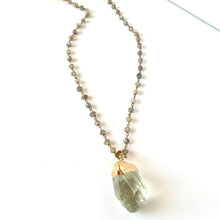 Incărcați imaginea în vizualizatorul Galeriei, Lanțisor alama rozariu cu labradorite si pandantiv cu Prasiolit (ametist verde)