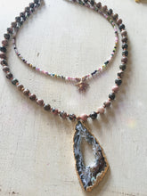 Incărcați imaginea în vizualizatorul Galeriei, Bijuterii cu pietre semiprețioase - Colier statement cu margele de rodonit cu pirite cuprate | Pandantiv felie geoda druza