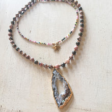 Incărcați imaginea în vizualizatorul Galeriei, Bijuterii cu pietre semiprețioase - Colier statement cu margele de rodonit cu pirite cuprate | Pandantiv felie geoda druza