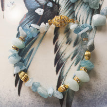 Incărcați imaginea în vizualizatorul Galeriei, Brațară cu Acvamarin - Aquamarin albastru pal cu accesorii aurii si inchizatoare magnet cu strasuri