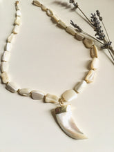Incărcați imaginea în vizualizatorul Galeriei, GTL - Colier cu Scoica - Sidef simplu | Colier scoici, cu strasuri roz si Piatra Lunii lila | Colier cu pandantiv Dinte din sidef