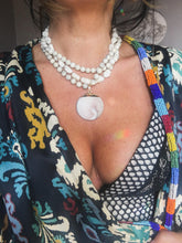 Incărcați imaginea în vizualizatorul Galeriei, Colier statement cu 2 randuri de Magnesit / Howlit Alb si pandantiv mare din Sidef - Scoica