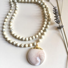 Incărcați imaginea în vizualizatorul Galeriei, Colier statement cu 2 randuri de Magnesit / Howlit Alb si pandantiv mare din Sidef - Scoica