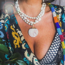 Incărcați imaginea în vizualizatorul Galeriei, Colier statement cu 2 randuri de Magnesit / Howlit Alb si pandantiv mare din Sidef - Scoica