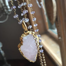 Incărcați imaginea în vizualizatorul Galeriei, Lantisor lung din alama cu amestist lavanda si pandativ cuart roz, rose natural de 4cm - Lollidot