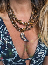 Incărcați imaginea în vizualizatorul Galeriei, GTL- Get The Look- Colier cu ochi de tigru si agate aurite forme neregulate | Colier cu Pandantiv Dinte din Sidef Scoica maro alb