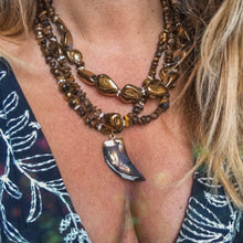 Incărcați imaginea în vizualizatorul Galeriei, GTL- Get The Look- Colier cu ochi de tigru si agate aurite forme neregulate | Colier cu Pandantiv Dinte din Sidef Scoica maro alb