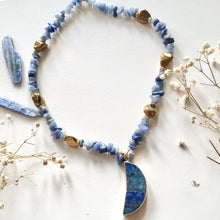Incărcați imaginea în vizualizatorul Galeriei, Colier Agate Albastre - Hematite placate si Pandantiv Semiluna Lapis Lazuli
