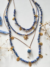 Incărcați imaginea în vizualizatorul Galeriei, Lantisor cu pandantiv mic cu Lapis Lazuli