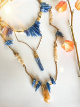 Incărcați imaginea în vizualizatorul Galeriei, Lantisor din alama cu pandantiv de Kianit  | Curatare si Protectie a Aurei