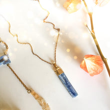 Incărcați imaginea în vizualizatorul Galeriei, Lantisor din alama cu pandantiv de Kianit  | Curatare si Protectie a Aurei