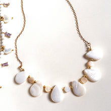 Incărcați imaginea în vizualizatorul Galeriei, Colier cu picaturi de sidef Scoica