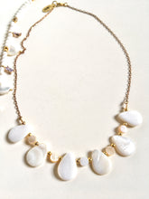Incărcați imaginea în vizualizatorul Galeriei, Colier cu picaturi de sidef Scoica
