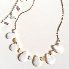 Incărcați imaginea în vizualizatorul Galeriei, Colier cu picaturi de sidef Scoica