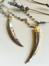 Incărcați imaginea în vizualizatorul Galeriei, Colier cu Pandantiv Dinte din Scoica - Sidef | Abalone (Paua) de 8 cm | Lant lung cu Labradorite fatetate