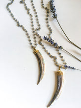 Incărcați imaginea în vizualizatorul Galeriei, Colier cu Pandantiv Dinte din Scoica - Sidef | Abalone (Paua) de 8 cm | Lant lung cu Labradorite fatetate