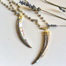 Incărcați imaginea în vizualizatorul Galeriei, Colier cu Pandantiv Dinte din Scoica - Sidef | Abalone (Paua) de 8 cm | Lant lung cu Labradorite fatetate