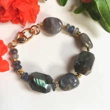 Incărcați imaginea în vizualizatorul Galeriei, Brațară cu un rand de pietre naturale semipretioase labradorite, inchizatoare placata cu aur de 24K