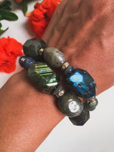 Incărcați imaginea în vizualizatorul Galeriei, Brațară cu un rand de pietre naturale semipretioase labradorite, inchizatoare placata cu aur de 24K