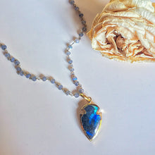 Incărcați imaginea în vizualizatorul Galeriei, Lanțisor cu labradorite si pandativ arrow fatetat de labradorit natural de 3-3.5cm - Lollidot