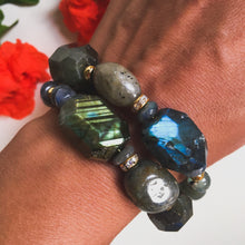 Incărcați imaginea în vizualizatorul Galeriei, Brațară cu un rand de pietre naturale semipretioase labradorite, inchizatoare placata cu aur de 24K