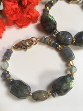 Incărcați imaginea în vizualizatorul Galeriei, Brațară cu un rand de pietre naturale semipretioase labradorite, inchizatoare placata cu aur de 24K