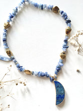 Incărcați imaginea în vizualizatorul Galeriei, Colier Agate Albastre - Hematite placate si Pandantiv Semiluna Lapis Lazuli